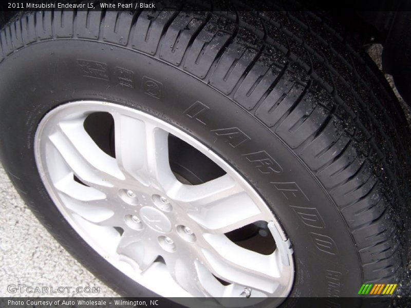 White Pearl / Black 2011 Mitsubishi Endeavor LS