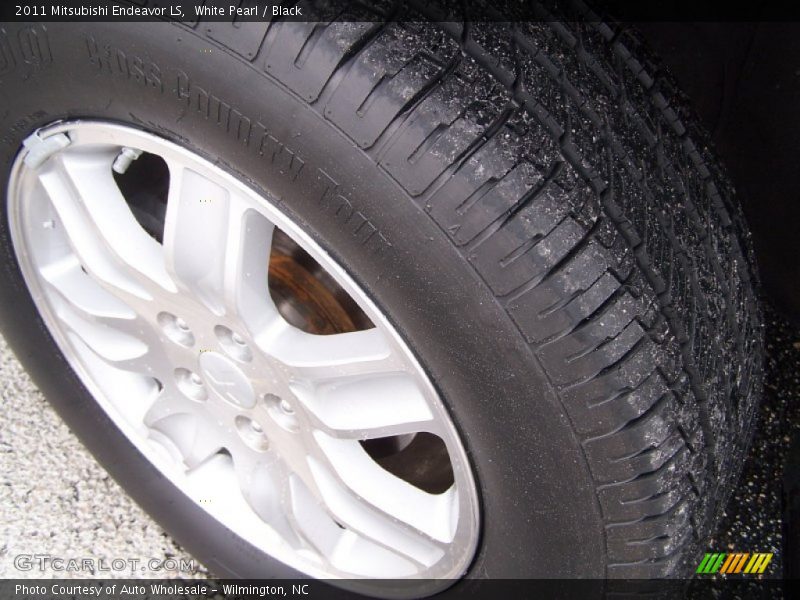 White Pearl / Black 2011 Mitsubishi Endeavor LS