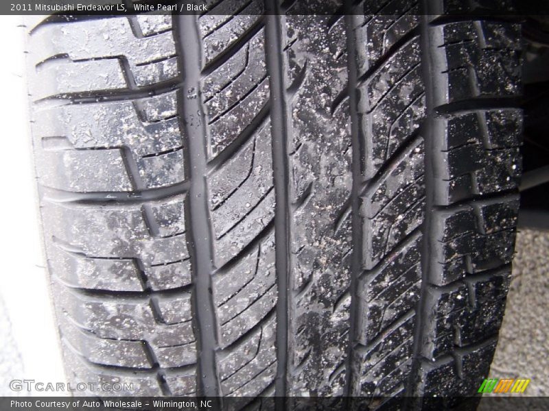 White Pearl / Black 2011 Mitsubishi Endeavor LS