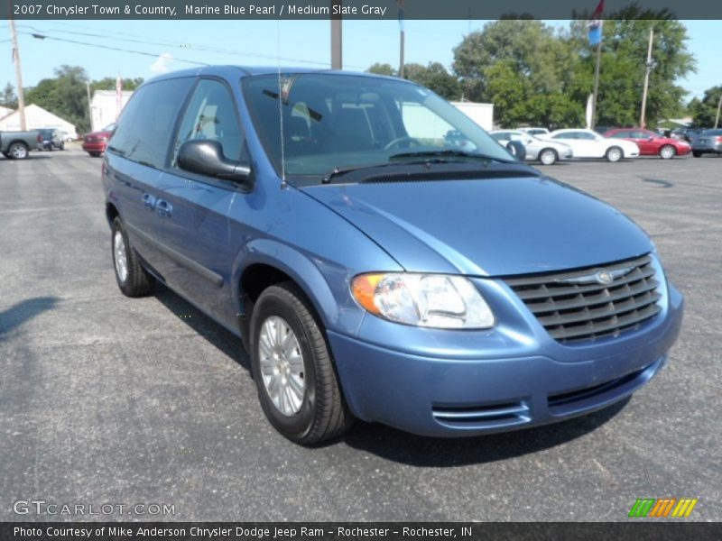 Front 3/4 View of 2007 Town & Country 