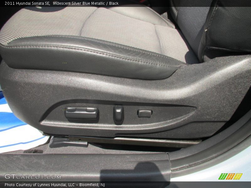 Iridescent Silver Blue Metallic / Black 2011 Hyundai Sonata SE