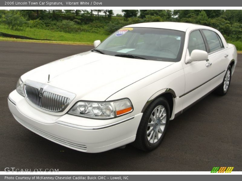 Vibrant White / Dove 2006 Lincoln Town Car Signature