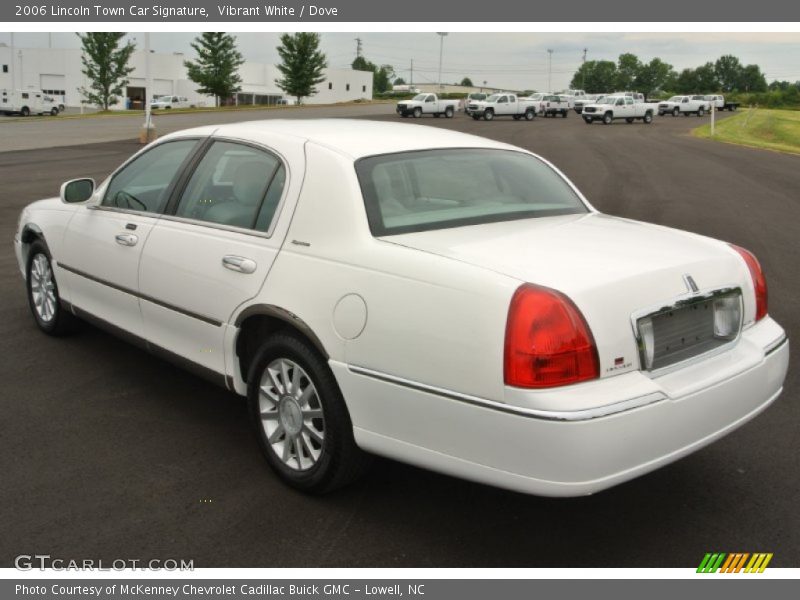 Vibrant White / Dove 2006 Lincoln Town Car Signature