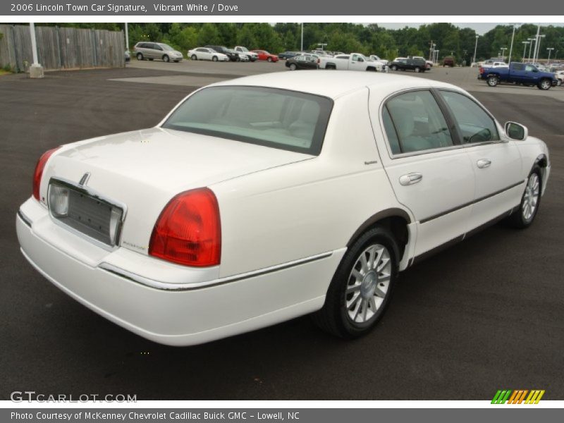 Vibrant White / Dove 2006 Lincoln Town Car Signature