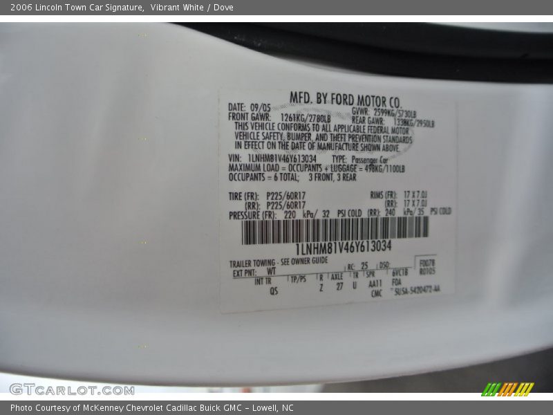 Vibrant White / Dove 2006 Lincoln Town Car Signature