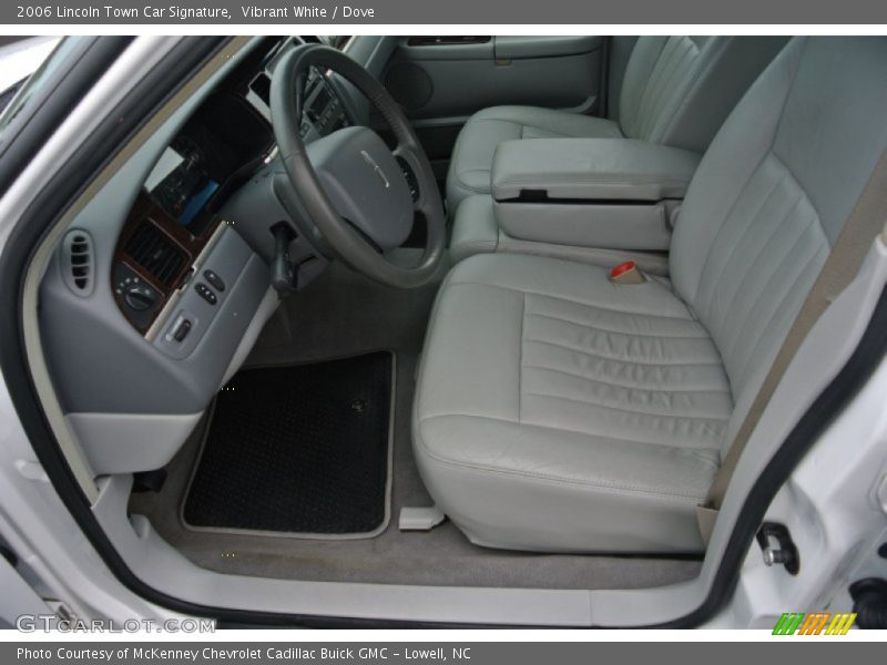 Vibrant White / Dove 2006 Lincoln Town Car Signature