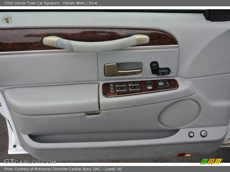 Vibrant White / Dove 2006 Lincoln Town Car Signature