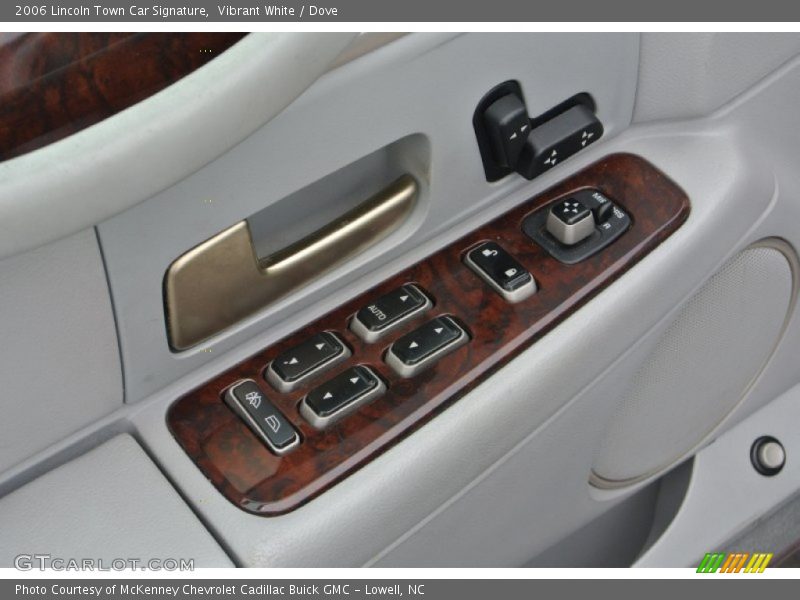 Vibrant White / Dove 2006 Lincoln Town Car Signature