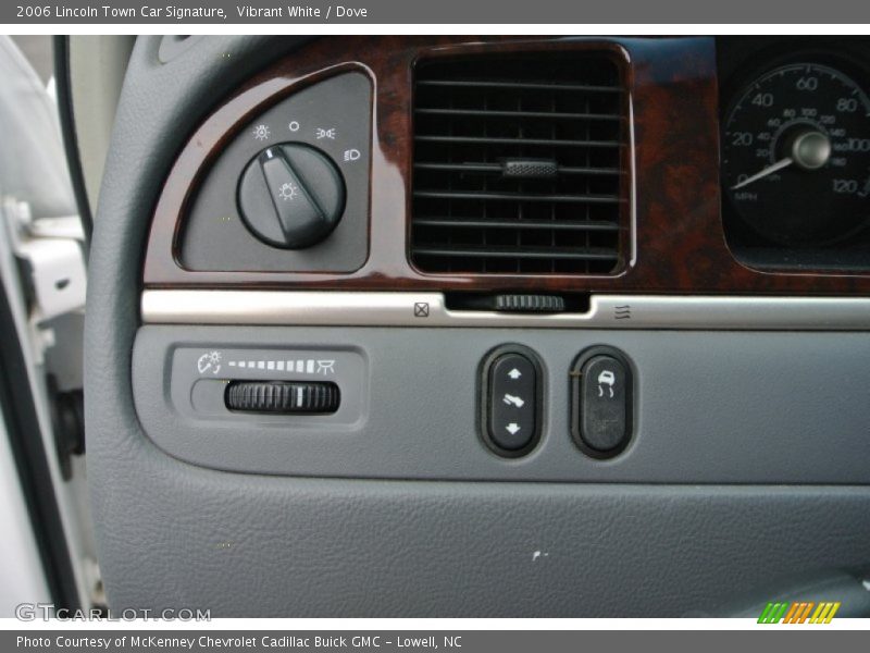 Vibrant White / Dove 2006 Lincoln Town Car Signature