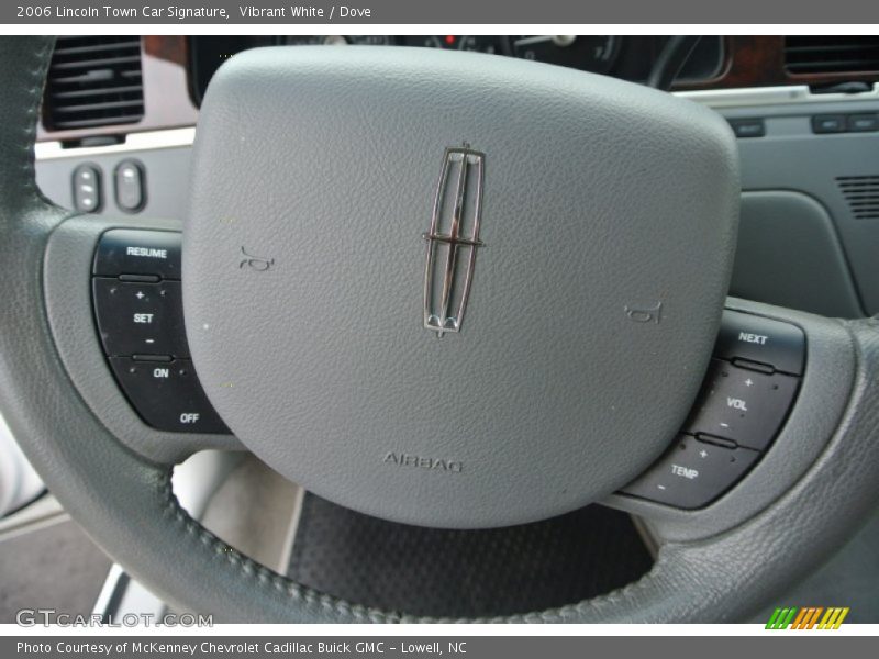 Vibrant White / Dove 2006 Lincoln Town Car Signature