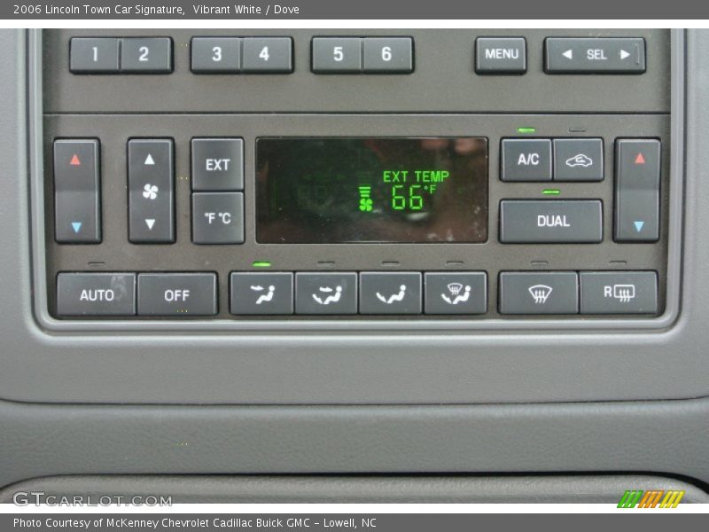 Vibrant White / Dove 2006 Lincoln Town Car Signature