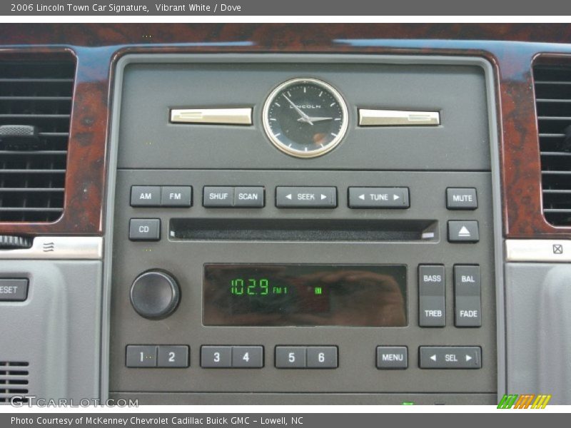 Vibrant White / Dove 2006 Lincoln Town Car Signature