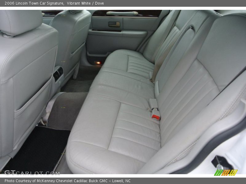 Vibrant White / Dove 2006 Lincoln Town Car Signature