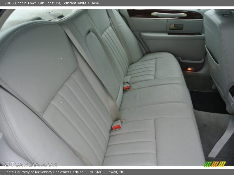 Vibrant White / Dove 2006 Lincoln Town Car Signature