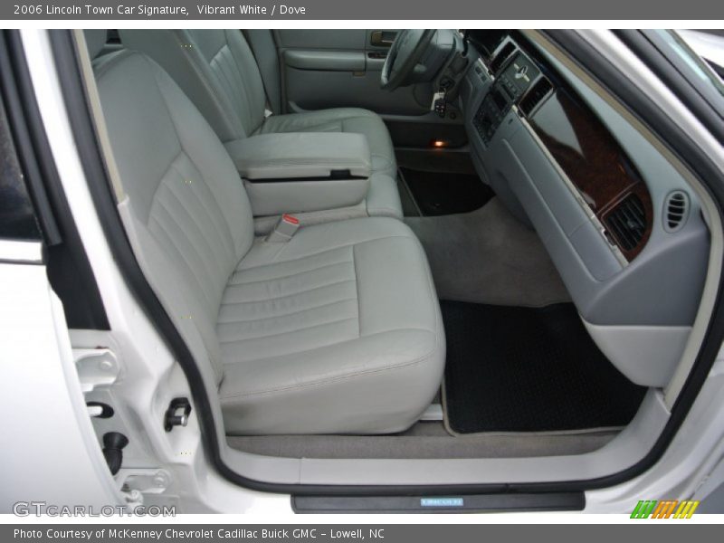 Vibrant White / Dove 2006 Lincoln Town Car Signature