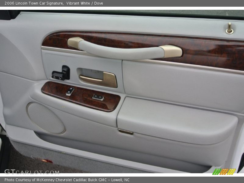 Vibrant White / Dove 2006 Lincoln Town Car Signature