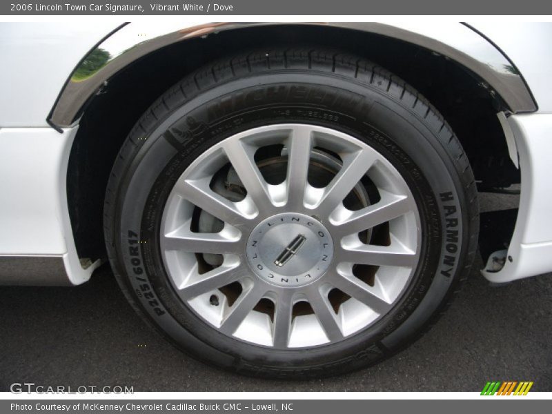 Vibrant White / Dove 2006 Lincoln Town Car Signature