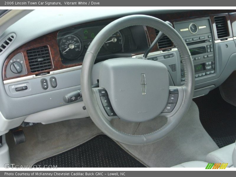 Vibrant White / Dove 2006 Lincoln Town Car Signature