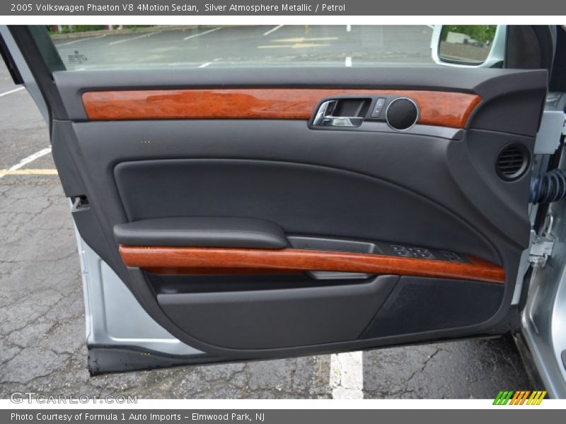 Door Panel of 2005 Phaeton V8 4Motion Sedan
