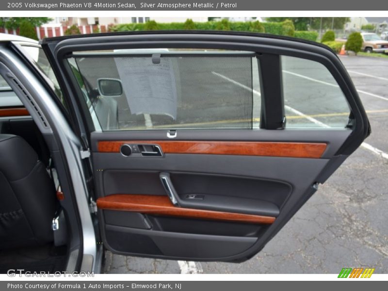 Door Panel of 2005 Phaeton V8 4Motion Sedan