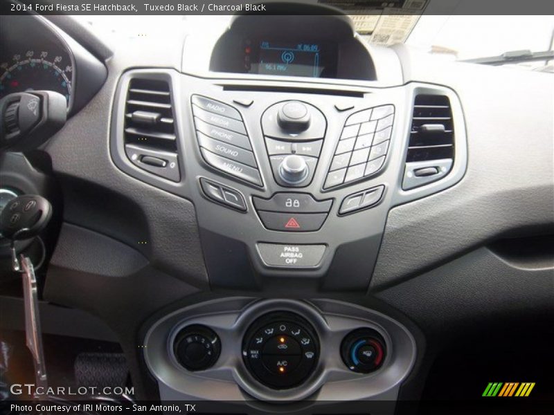 Tuxedo Black / Charcoal Black 2014 Ford Fiesta SE Hatchback