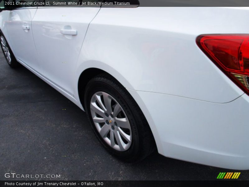 Summit White / Jet Black/Medium Titanium 2011 Chevrolet Cruze LS