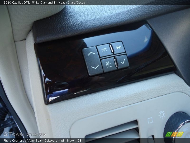 White Diamond Tri-coat / Shale/Cocoa 2010 Cadillac DTS