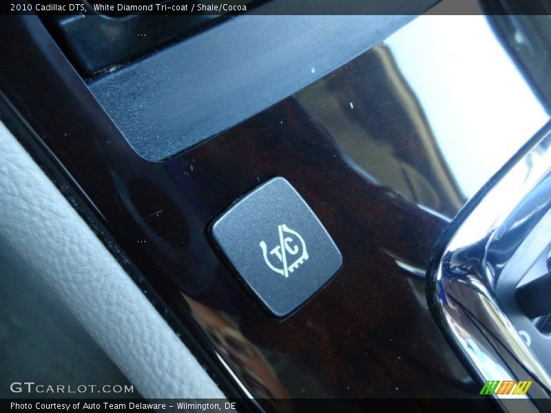 White Diamond Tri-coat / Shale/Cocoa 2010 Cadillac DTS