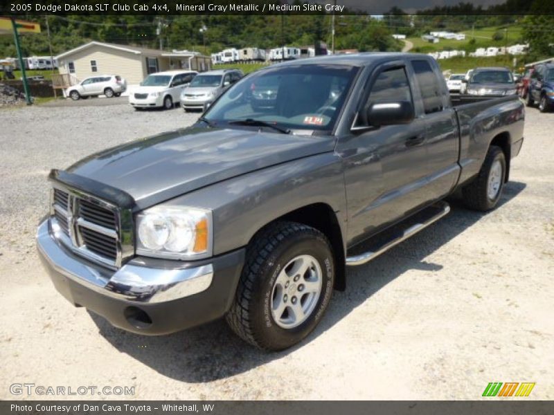 Front 3/4 View of 2005 Dakota SLT Club Cab 4x4