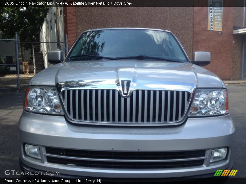 Satellite Silver Metallic / Dove Grey 2005 Lincoln Navigator Luxury 4x4