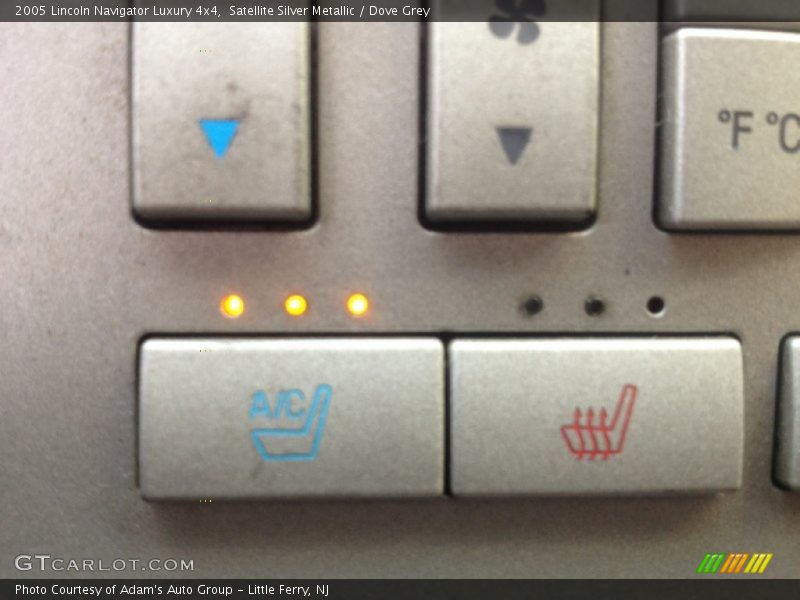 Satellite Silver Metallic / Dove Grey 2005 Lincoln Navigator Luxury 4x4