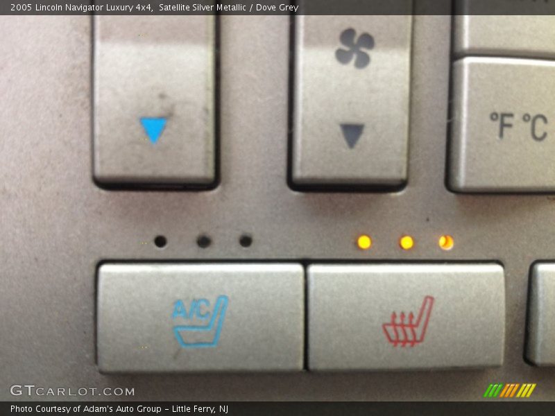 Satellite Silver Metallic / Dove Grey 2005 Lincoln Navigator Luxury 4x4