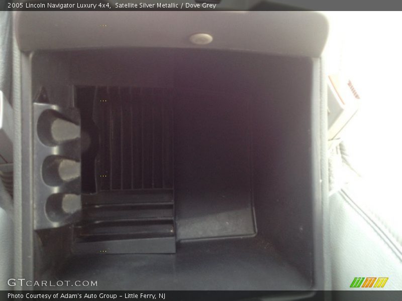 Satellite Silver Metallic / Dove Grey 2005 Lincoln Navigator Luxury 4x4