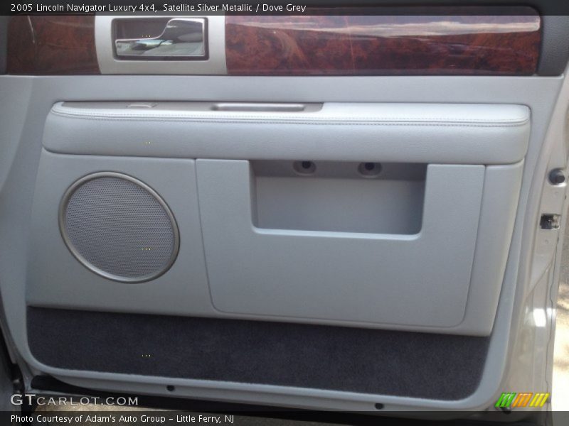 Satellite Silver Metallic / Dove Grey 2005 Lincoln Navigator Luxury 4x4