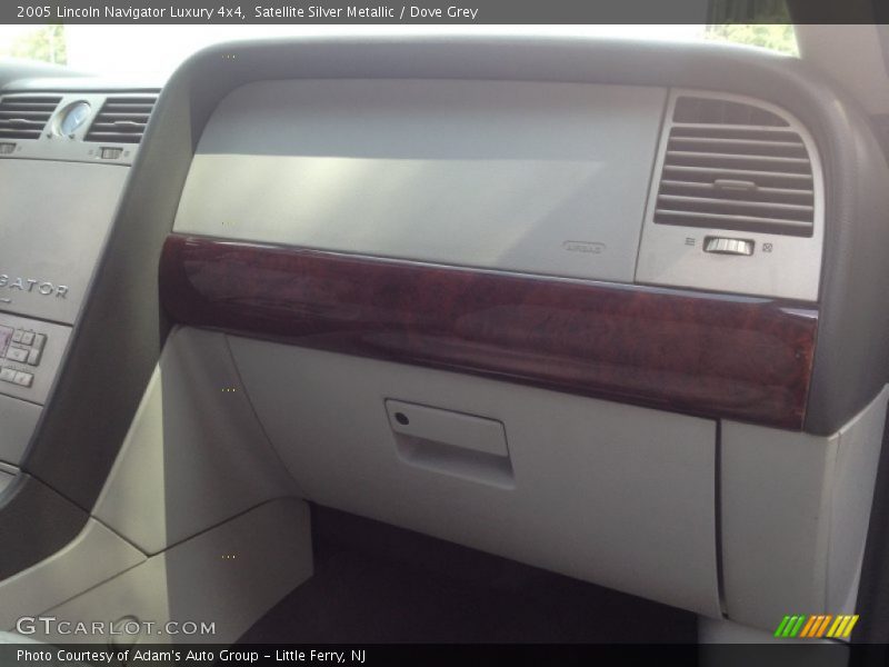 Satellite Silver Metallic / Dove Grey 2005 Lincoln Navigator Luxury 4x4
