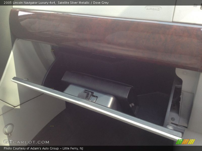 Satellite Silver Metallic / Dove Grey 2005 Lincoln Navigator Luxury 4x4