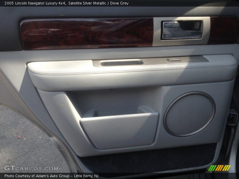 Satellite Silver Metallic / Dove Grey 2005 Lincoln Navigator Luxury 4x4
