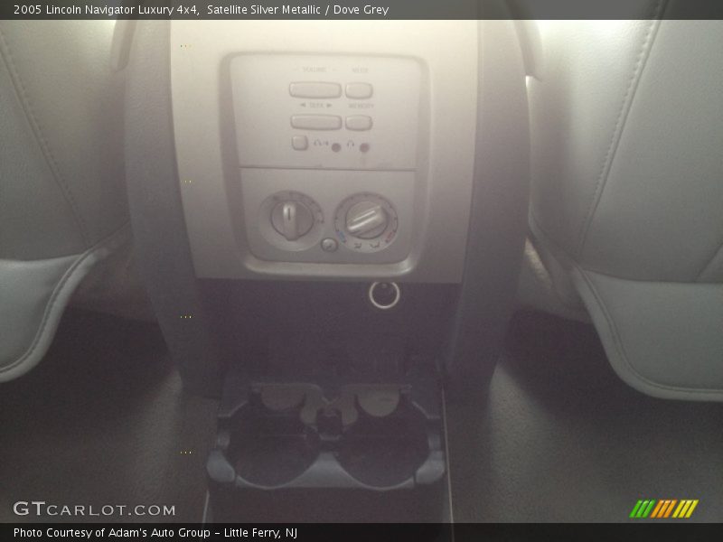 Satellite Silver Metallic / Dove Grey 2005 Lincoln Navigator Luxury 4x4