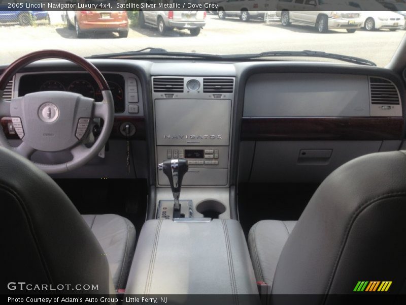Satellite Silver Metallic / Dove Grey 2005 Lincoln Navigator Luxury 4x4