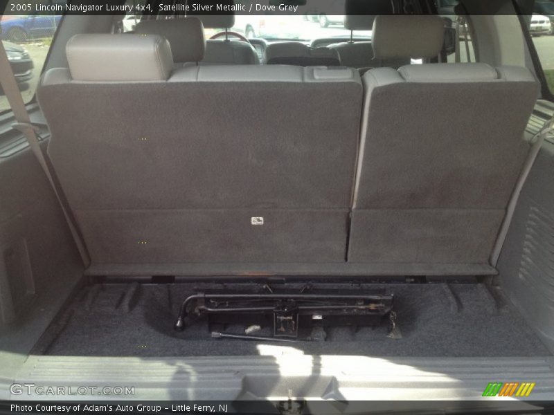 Satellite Silver Metallic / Dove Grey 2005 Lincoln Navigator Luxury 4x4