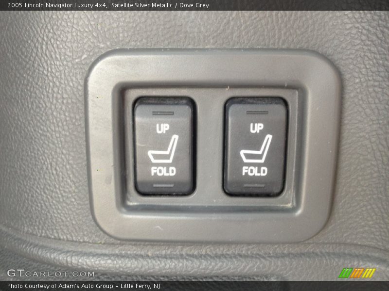 Satellite Silver Metallic / Dove Grey 2005 Lincoln Navigator Luxury 4x4