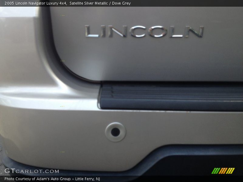 Satellite Silver Metallic / Dove Grey 2005 Lincoln Navigator Luxury 4x4