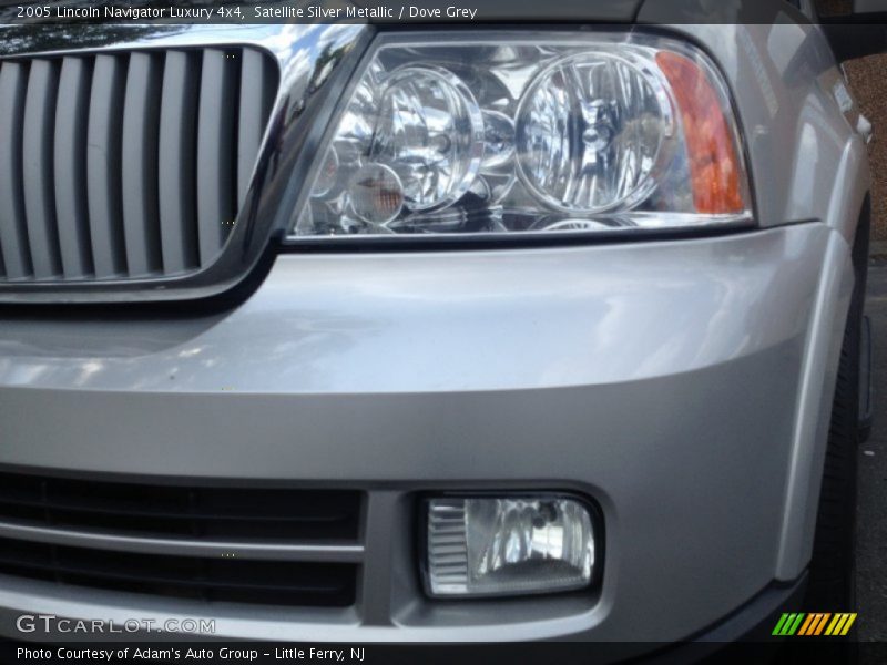 Satellite Silver Metallic / Dove Grey 2005 Lincoln Navigator Luxury 4x4