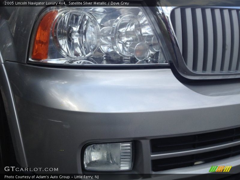 Satellite Silver Metallic / Dove Grey 2005 Lincoln Navigator Luxury 4x4