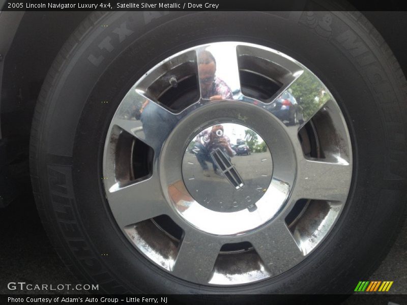 Satellite Silver Metallic / Dove Grey 2005 Lincoln Navigator Luxury 4x4