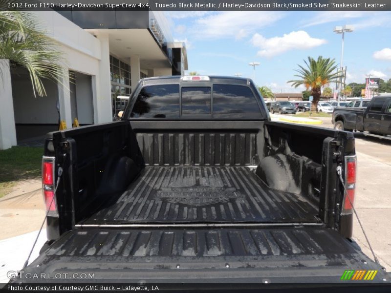 Tuxedo Black Metallic / Harley-Davidson Black/Smoked Silver 