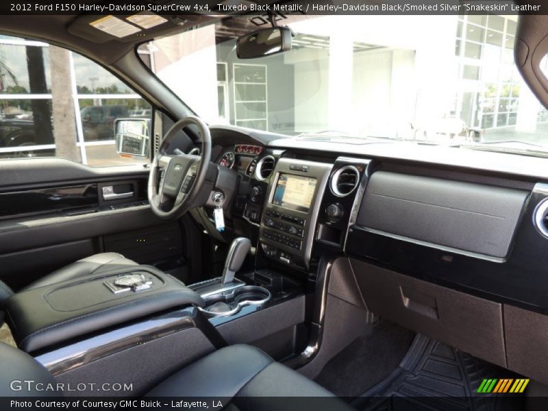 Tuxedo Black Metallic / Harley-Davidson Black/Smoked Silver 