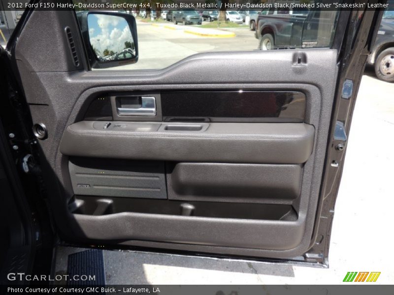 Tuxedo Black Metallic / Harley-Davidson Black/Smoked Silver 