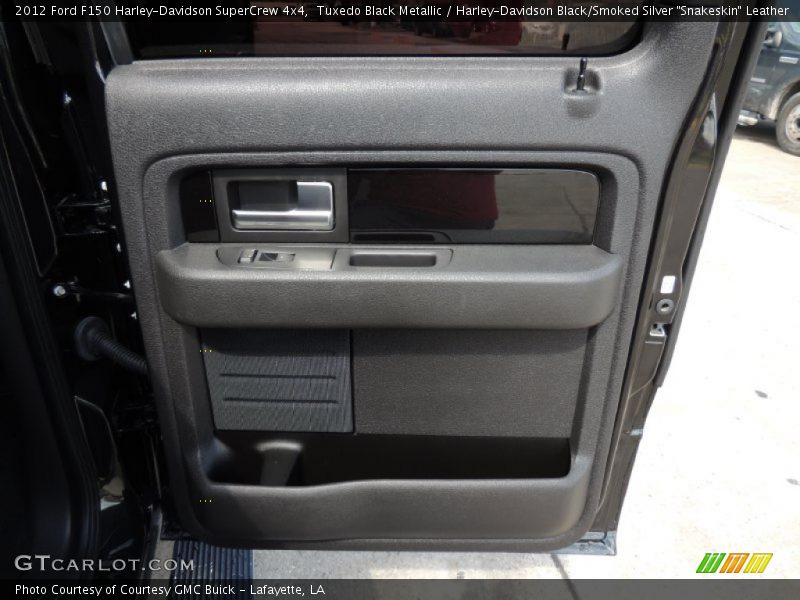 Tuxedo Black Metallic / Harley-Davidson Black/Smoked Silver 