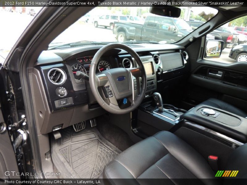 Tuxedo Black Metallic / Harley-Davidson Black/Smoked Silver 